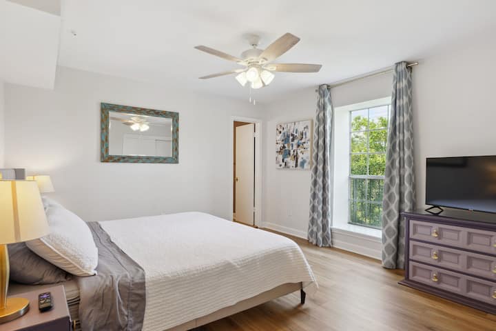 ห้องนอนหลัก - เตียงขนาดคิงไซส์