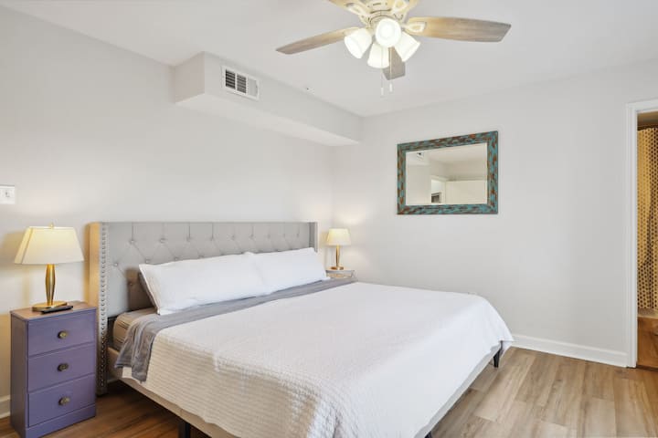 ห้องนอนหลัก - เตียงขนาดคิงไซส์