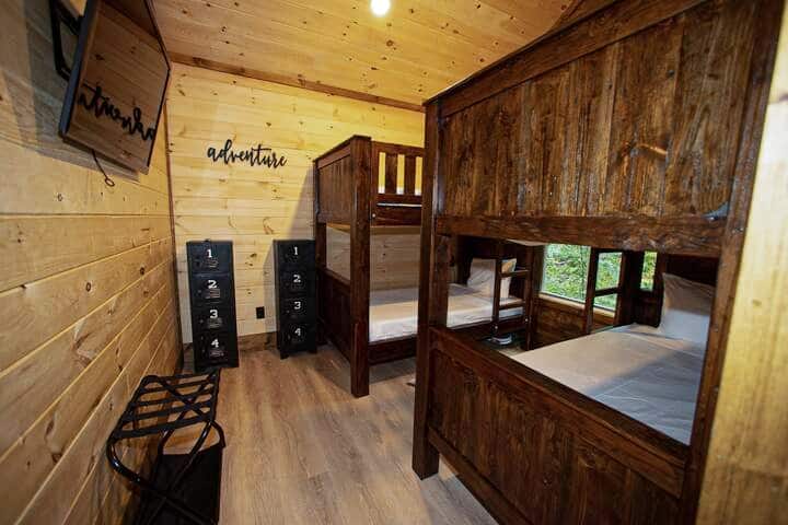 4. spavaća soba 

Kreveti na kat s individualnim svjetlima i utičnicama za svaki krevet pružaju udobnost svima. Savršen prostor za djecu ili prijatelje koji se smiju nakon dana provedenog u planinama. Sa Smart TV-om.