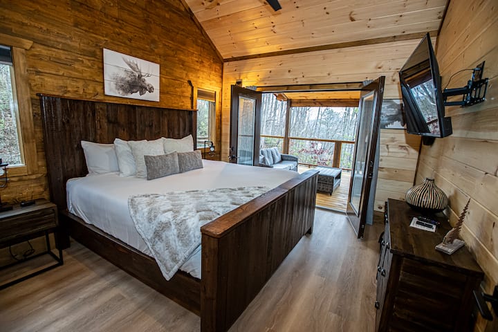 Spavaća soba na 3. katu s bračnim krevetom (king size) i privatnim izlazom na terasu. Iza vrata koja vode na terasu nalazi se vanjska garnitura za opuštanje gdje možete uživati u kavi. 43-inčni pametni televizor ROKU. Svaka prostorija ima zavjese za zamračivanje i stropne ventilatore za savršenu udobnost.