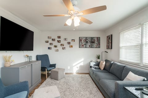 Top performing Airbnb: Condo in Village District near NC State & Downtown in Cameron Village