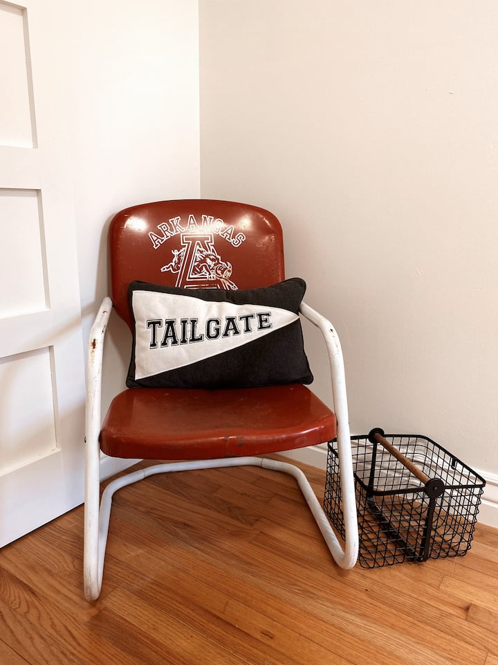 The Omega House, a nostalgic collegiate stay. Houses for Rent in