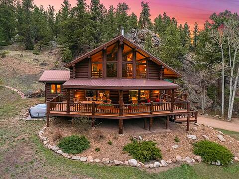 Classic Log Cabin near Rocky Mt Nat'l Park and Ski