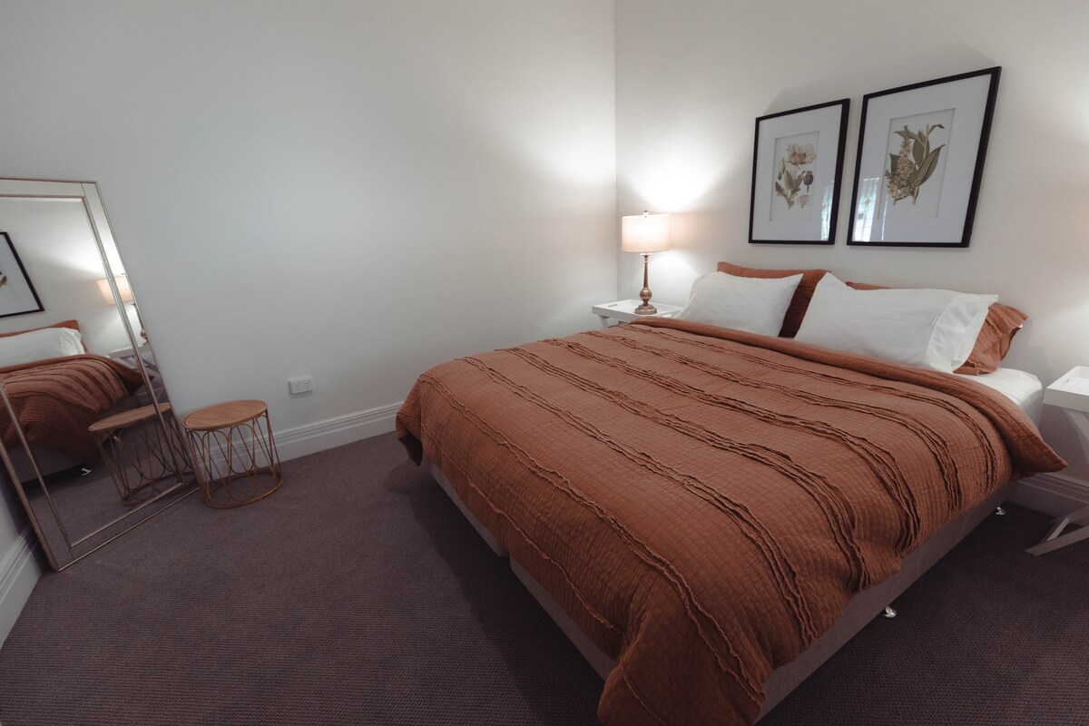 سرير ثانٍ بمقاس كبير ، لذلك لا يفوتك أحد