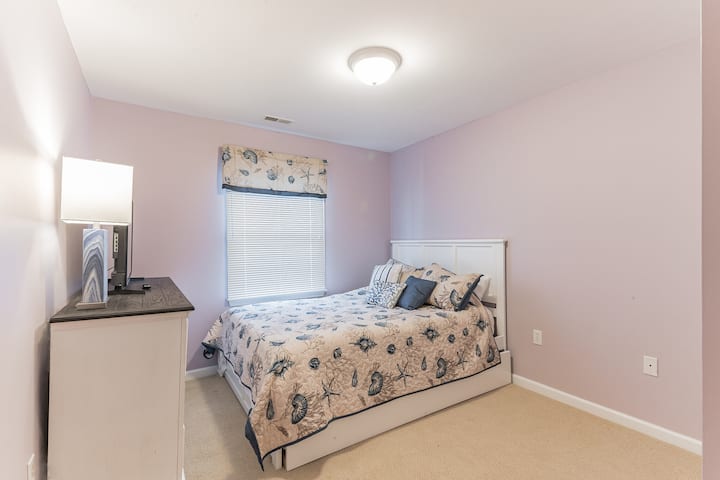 Chumba cha 3 cha kulala na Kitanda cha Malkia na Kitanda cha Twin XL Trundle