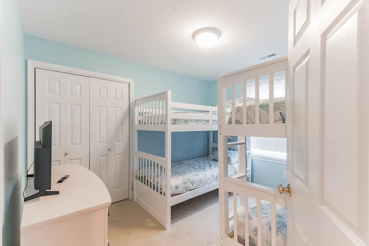 Chumba cha kulala cha 4 na Vitanda Viwili vya Bunk