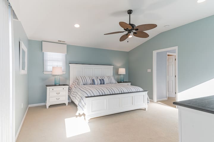 Kubwa Primary Suite w/ King Size Bed, Bathroom & Balcony