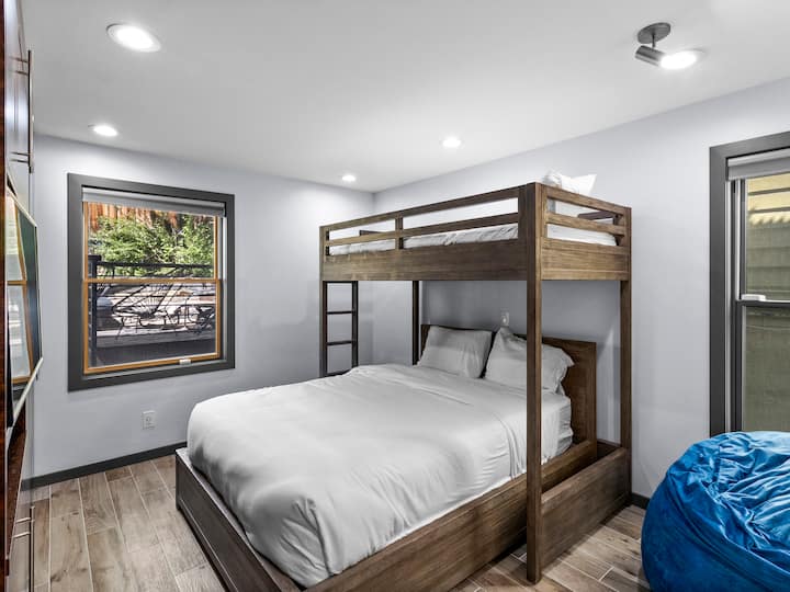 RH Bunk مقابل تلفزيون الإنترنت.  رائع للأطفال أو زوجين.  حمام خارج الغرفة مباشرة