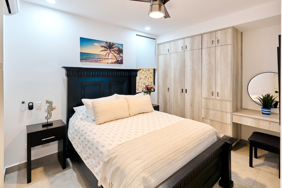 3号卧室有一张标准双人床，有很多衣柜空间，一张桌子和一台配备高速无线网络的46英寸智能电视，您可以播放所有您最喜爱的应用程序，如Netflix、hulu、亚马逊等。  