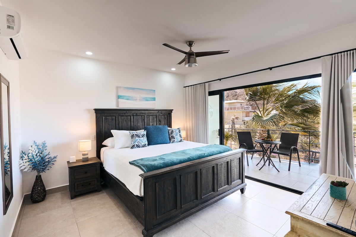 好的，您会喜欢这张床的。  宽敞的加大双人床，配有一张加大双人床，可俯瞰露台旁的滑动门，俯瞰卡波圣卢卡斯。  这间主卧设有大型步入式衣橱和带双槽的套房。   55英寸智能电视！