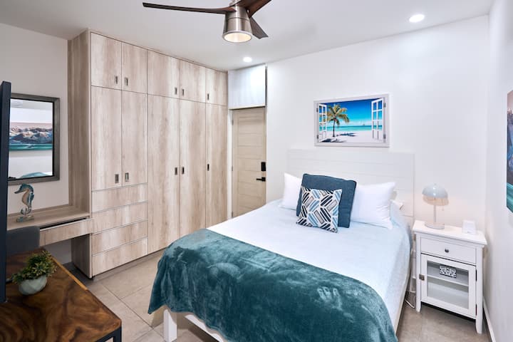 โอเคลองดูสิ  เห็นประตูตรงมุมไหม? นั่นเป็นทางเข้าห้องนอนนี้แยกต่างหาก  คุณสามารถล็อคห้องนี้ออกจากคอนโดและเข้าออกได้โดยไม่รบกวนคนอื่นในกลุ่มของคุณ  มีอ่างอาบน้ำเต็มรูปแบบโต๊ะทำงานและสมาร์ททีวีขนาด 55 "