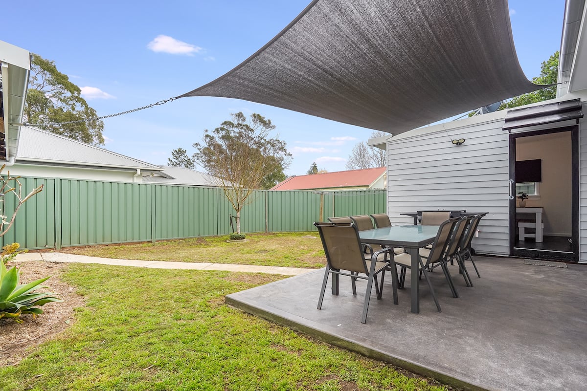 Bright and airy 3 bedroom home, close to town, photo 5