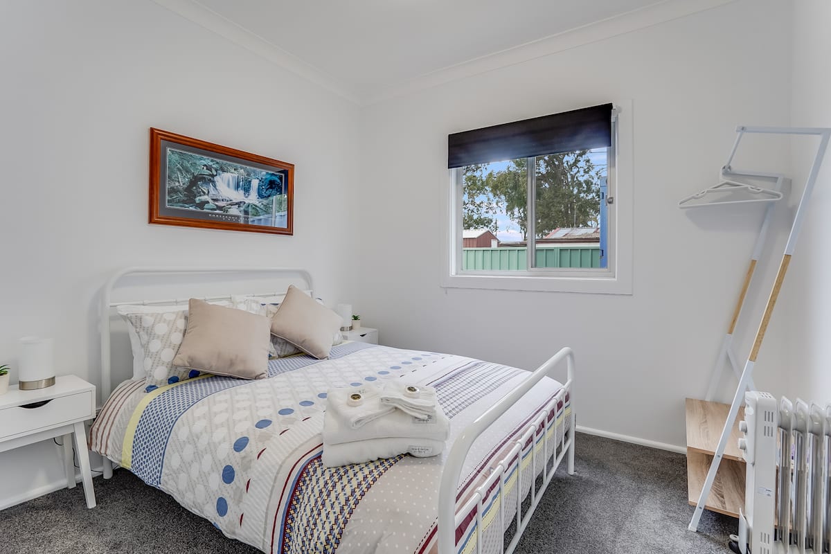 Bright and airy 3 bedroom home, close to town, photo 7