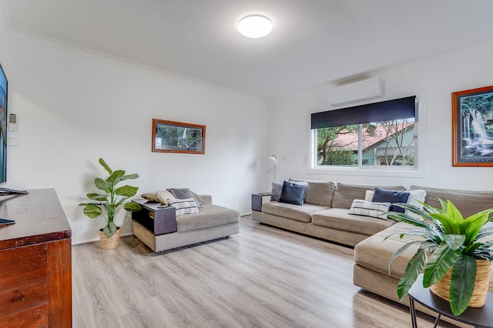 Bright And Airy 3 Bedroom Home. Walk To Town. - The Oaks