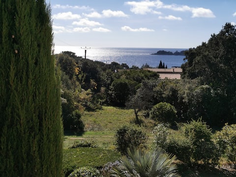 Popular Airbnb listing: Nice cottage, sea view. in Hyères