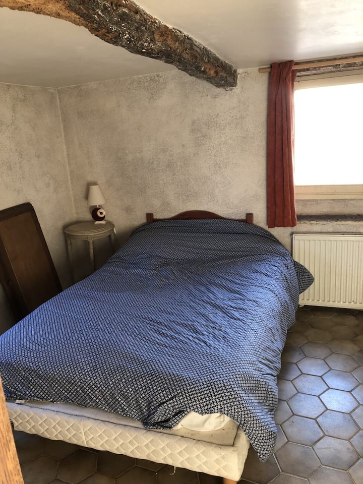 Spavaća soba u soku u prizemlju s pogledom na kupaonicu.