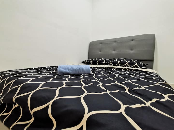 Tercer dormitorio con cama tamaño queen, ventilador de techo, aire acondicionado y armario