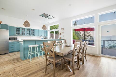 Modern retreat w/ stunning views & hot tub
