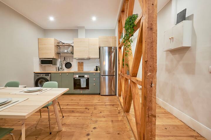 Central Beautiful 4br/3bath Apartment for Families gallery image 2