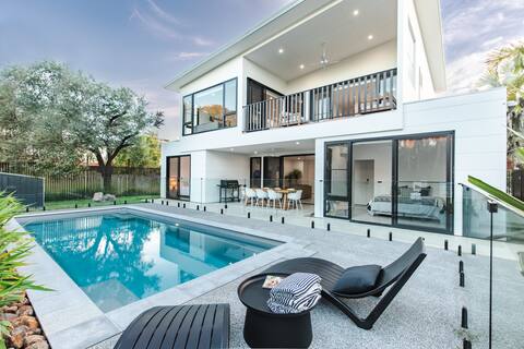 The Dūne - 4 BR w/ Private Pool - 100m to Beach