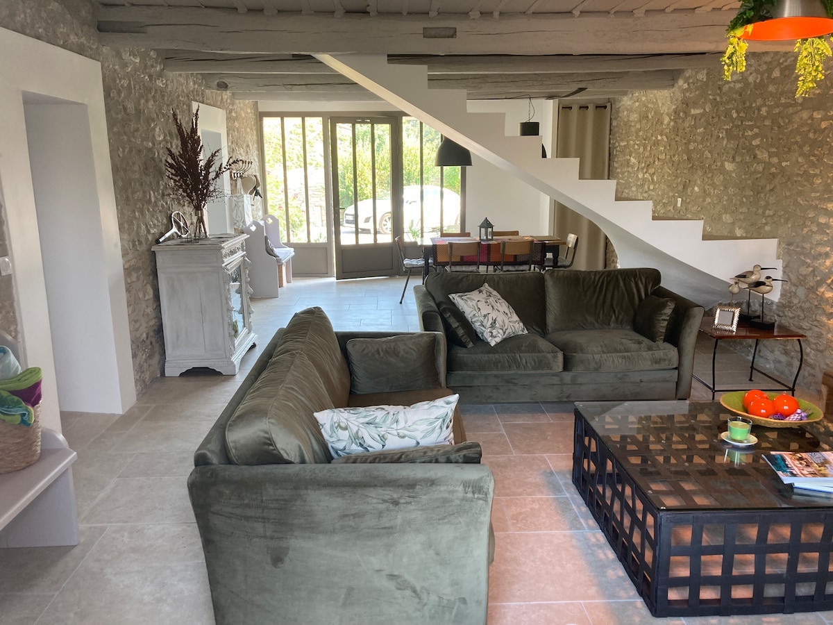 Popular Airbnb listing: Le Gravelier village farmhouse "Le Rigaou" Gordes in Gordes