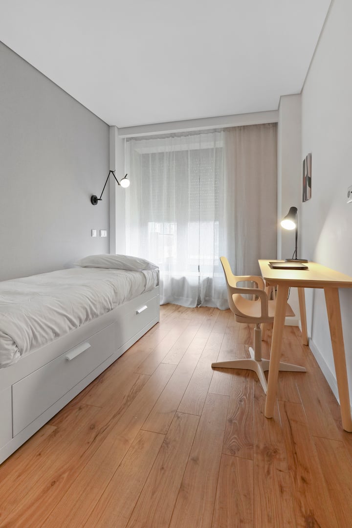 Krevat tek (që tërhiqet për të qenë krah për krah 2 krevate tek të bashkangjitur - shiko fotografinë tjetër)