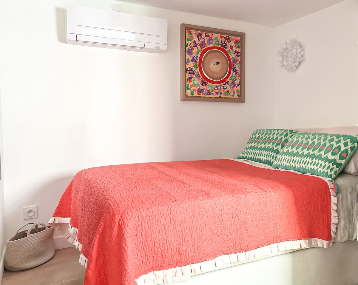 Dhoma e gjumit 2 - krevat i vogël dopio 120cmX190cm (dyshek francez i punuar me dorë me cilësi të lartë), çarçafë 100% të pastër prej liri, dy tavolina pranë krevatit “Kartell” ofrojnë hapësirë shtesë për ruajtjen e rrobave; grepa për varjen e rrobave
Perde të errëta për dritaren e fotografive