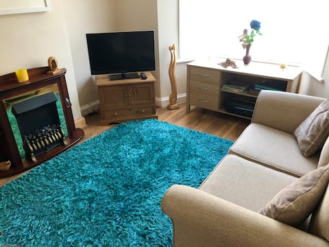 Successful Airbnb property: Small comfortable home with garden, one double bed in Manston