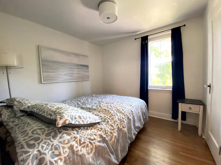 ラグジュアリーなピロートップクイーンマットレスを備えた2つ目のベッドルーム。中に引き出し付きの大きなクローゼット。