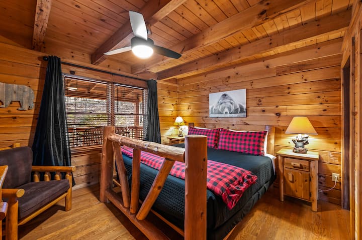 استرخ في غرفة الدب، وهي غرفة نوم واسعة بسرير كينج في الطابق الرئيسي، مصممة للراحة والراحة