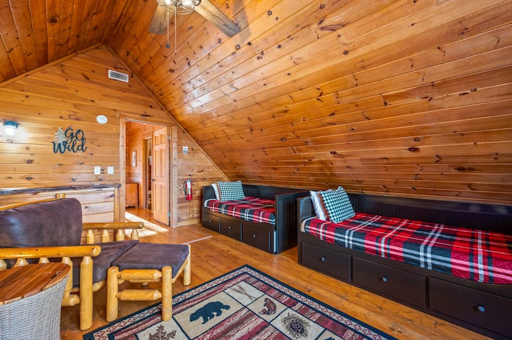 شقة علوية مريحة مع سريرين متماثلين - مكان مثالي للأطفال للاستمتاع بمسكنهم الخاص والمرح!