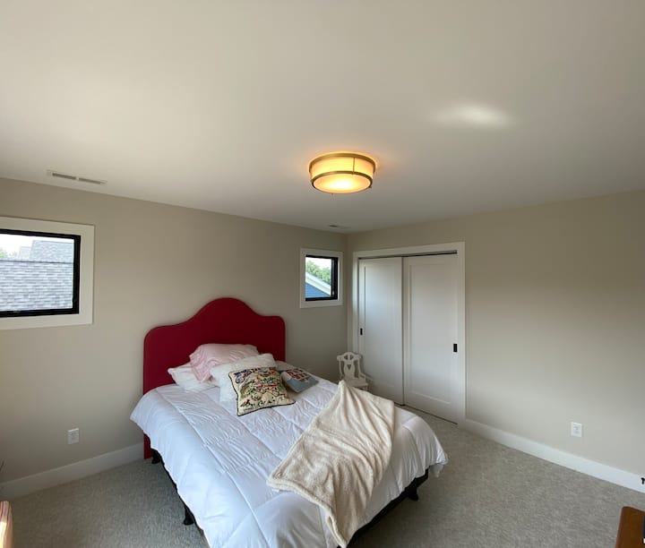 Ზემოთ საძინებელი №3. საწოლი 152 × 203 სმ.