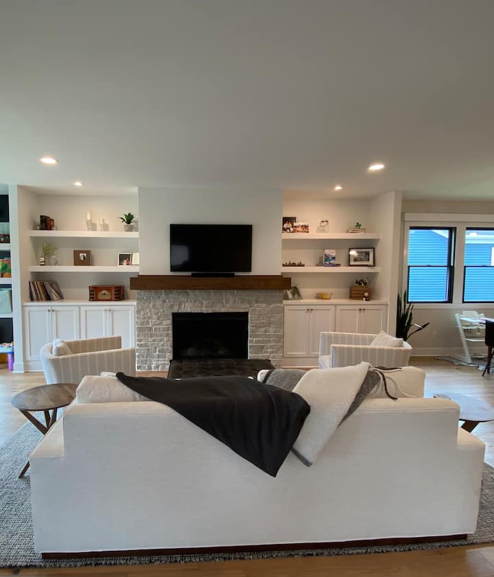 Მთავარი სართულის ტელევიზორი და ბუხარი.