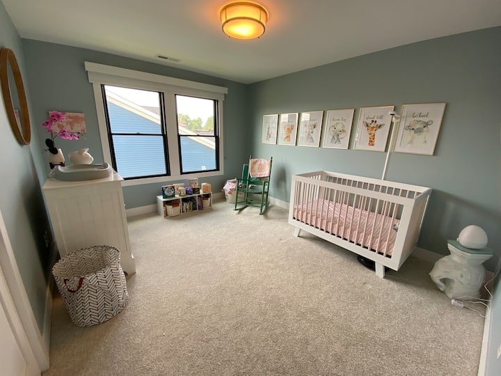 Ზემოთ საძინებელი №2. დააყენეთ ბაგა-ბაღის სახით. Ის იტევს გასაბერ ლეიბს. Ჩვილის საწოლი დაყენებული დარჩება.