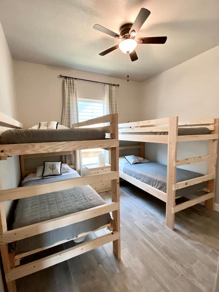 تحتوي غرفة النوم الثالثة على سريرين بطابقين بطول إضافي وخزانة ملابس صغيرة وخزانة ملابس. 
***لا يوجد أطفال دون سن 7 سنوات في الأسرّة العلوية!