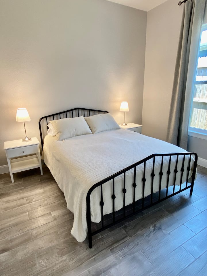 تحتوي غرفة النوم الثانية على سرير كوين مريح، وطاولتي نوم مع مصابيح للقراءة و/أو الاسترخاء، ومروحة سقف، وخزانة (بدون تلفزيون). 