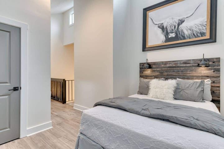 Prekrasan loft s bračnim krevetom.