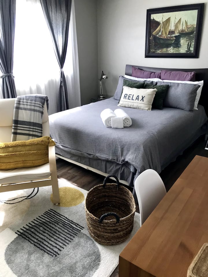 Основна спалня със самостоятелна баня. Голямо двойно легло.