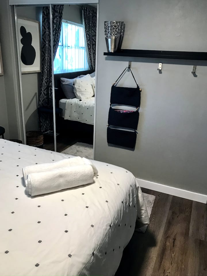 Втора спалня с огледален килер.