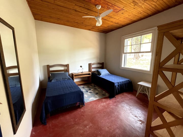 Chumba cha 6 - Kiko kwenye banda la kuchomea nyama lenye vitanda 2 vya mtu mmoja