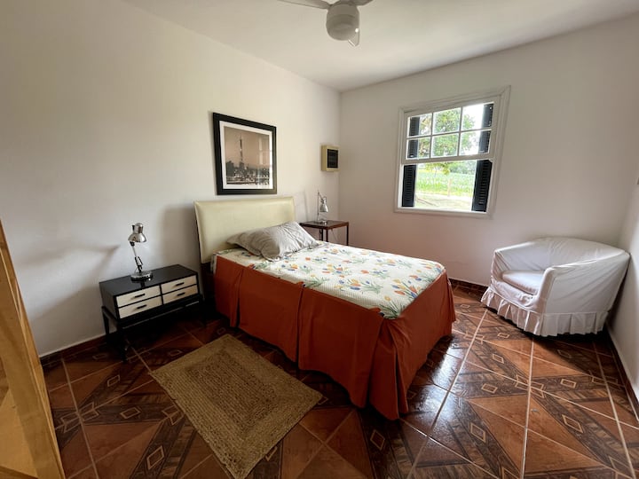 Chumba cha 3 cha kulala kilicho na kitanda cha "mjane" na kitanda cha usaidizi chini yake kwa hadi watu 2. Katika chumba hiki, tuna bafu linaloweza kubadilishwa ambalo linahudumia vyumba vingine na linaweza kutumika kama chumba cha kulala.
