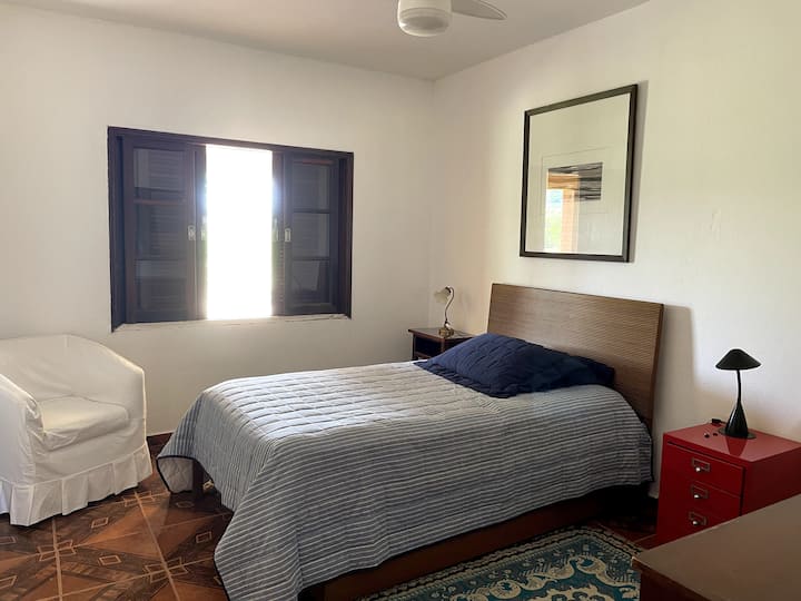 Chumba cha 2 cha kulala kilicho na "kitanda cha ukubwa wa malkia" na kitanda cha usaidizi chini yake kwa hadi watu 2