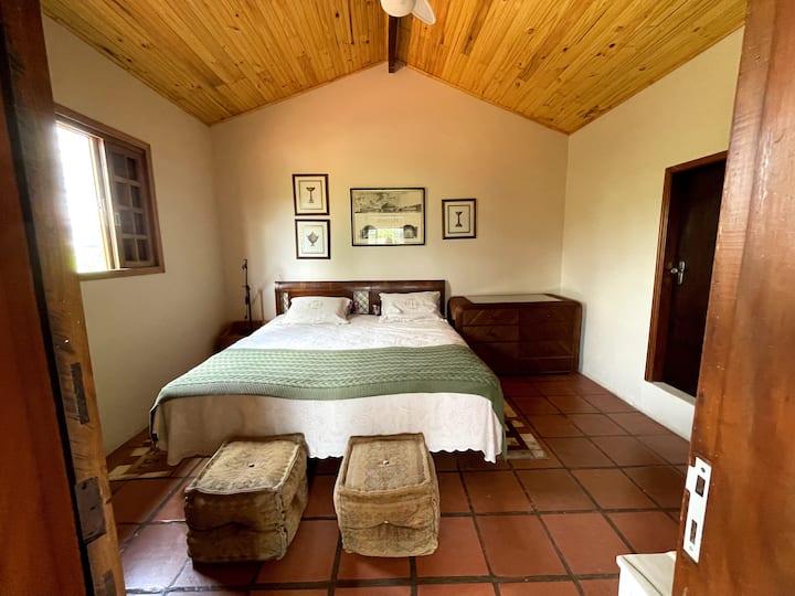 Chumba cha 4 cha kulala - Master Suite kwenye ghorofa ya juu na kitanda cha King Size 