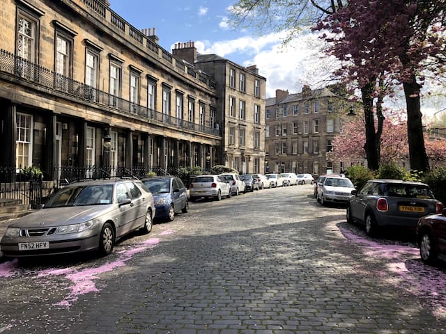2-bed, 2-bath garden flat, Stockbridge, Edinburgh