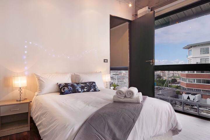 Beautiful penthouse with breathtaking views! gallery image 3