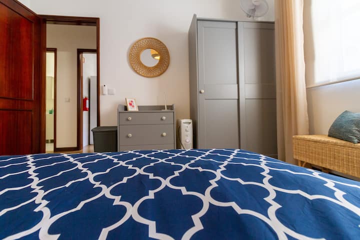 Bedroom dresser and closet in Casa dos Jacintos Apartment A (ground floor), close to the lagoon (Ria), São Jacinto, Aveiro.