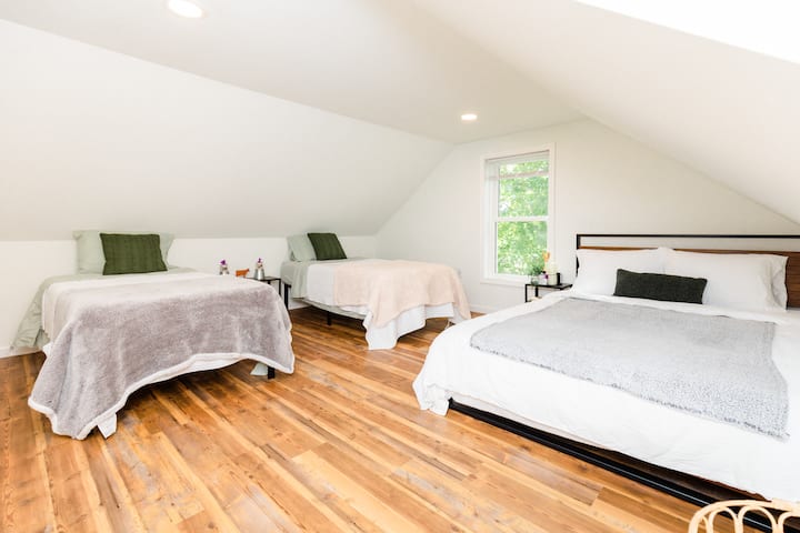 ห้องนอนชั้นบนอีกห้องเป็นสถานที่ที่สมบูรณ์แบบสำหรับเด็กๆที่แชร์เรื่องราวก่อนนอน เตียงควีนไซส์ 1 หลังและเตียงเดี่ยว 2 หลัง มีฟัซซี่ให้ความรู้สึกดีและอบอุ่น 