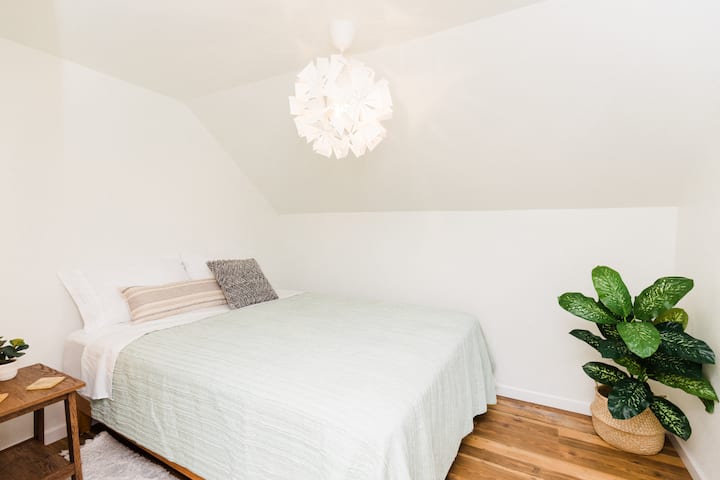 ห้องนอนชั้นบนเป็นห้องเล็กๆที่อบอุ่นมีเตียงโฟมควีนไซส์ 10 นิ้วและสเปรย์หมอนลาเวนเดอร์ 