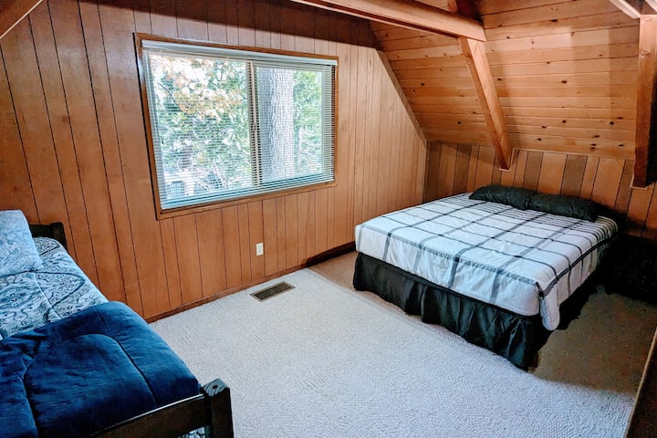 Dormitorio de arriba (dormitorio 3) - Cama tamaño queen + 2 camas individuales