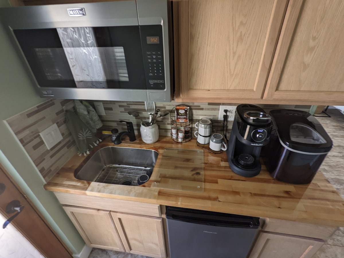 Top performing Airbnb: 805 Oasis ~ Studio suite w/ private pool & hot tub in Templeton